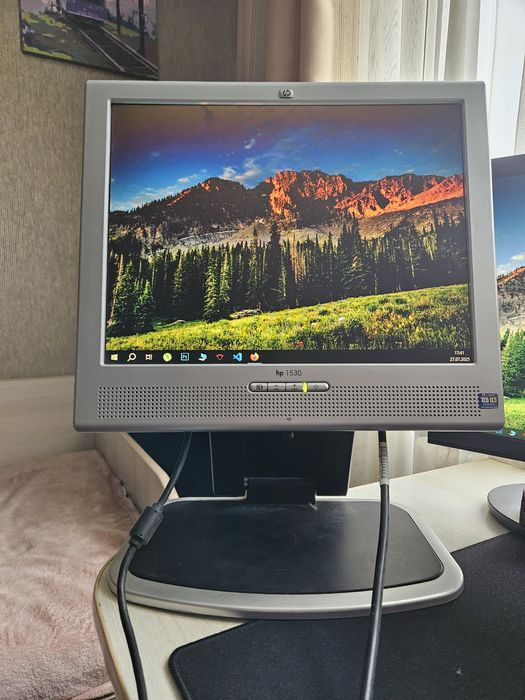 Монитор HP 1530 с динамиками