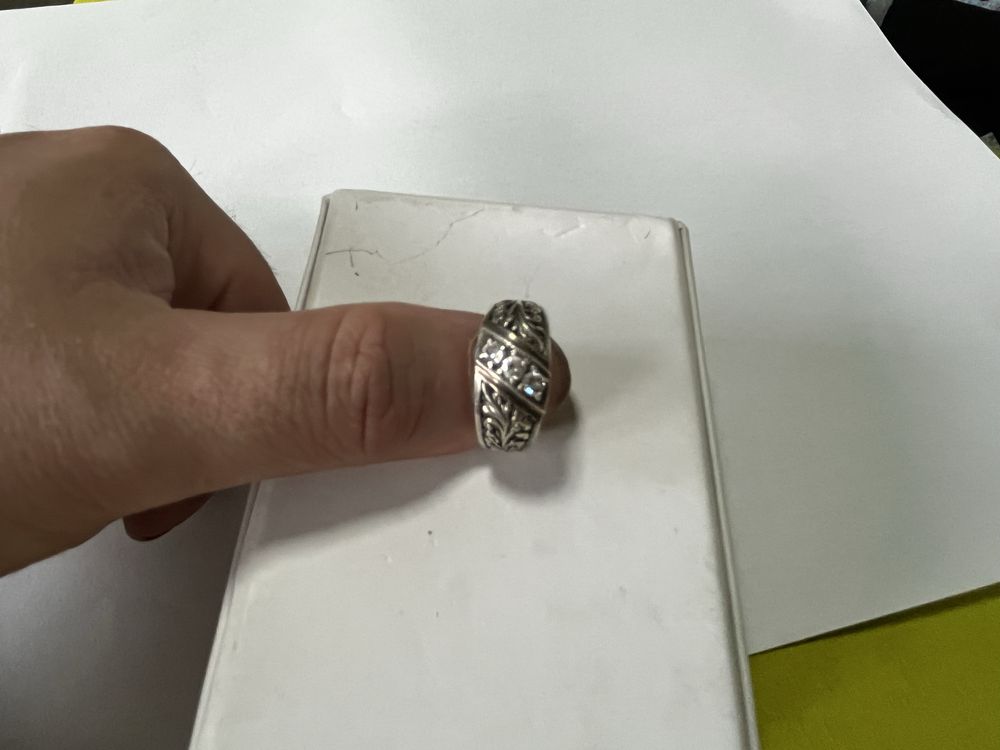Серебрянные кольца и золотая цепочка.