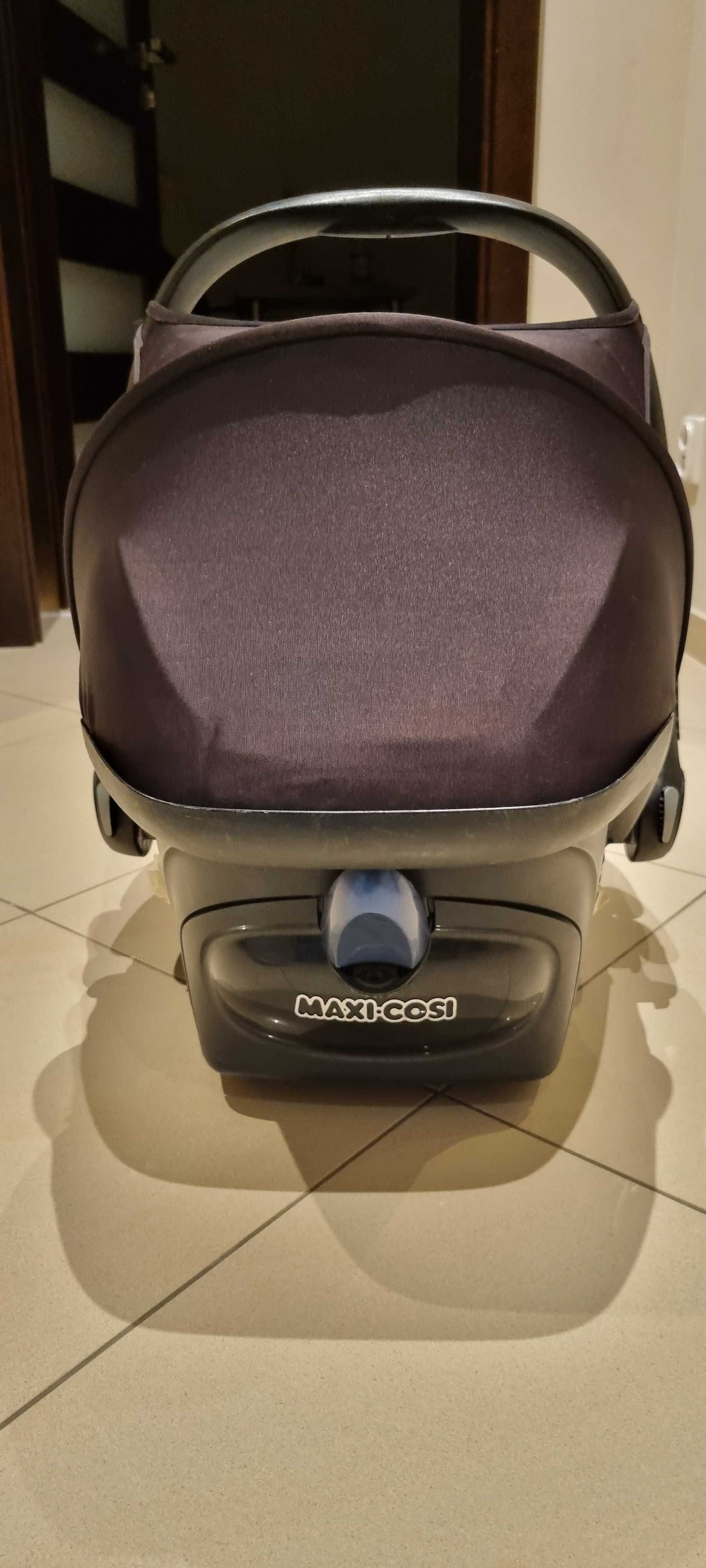 Fotelik Maxi Cosi Cabriofix z wkładką dla niemowlaka i bazą ISOFIX