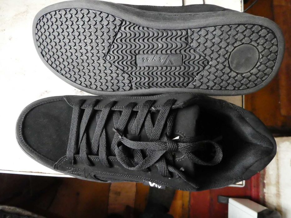 Стильні чорні кросовки польського виробництва 44 розміру.