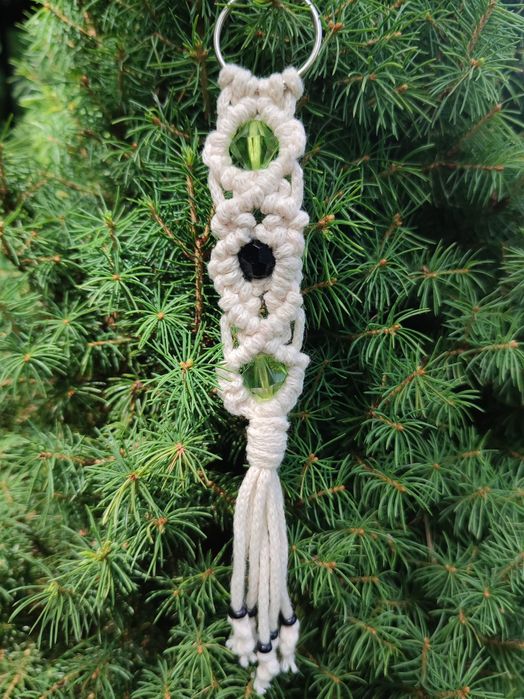 Brelok biały zielony czarny makrama z koralikami