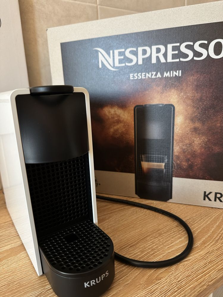 Máquina de Café Nespresso Essenza Mini - Como Nova(usada uma unica vez