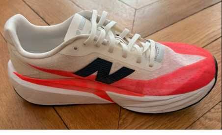Ténis New Balance FuelCell Rebel v5 Branco Vermelho AW25