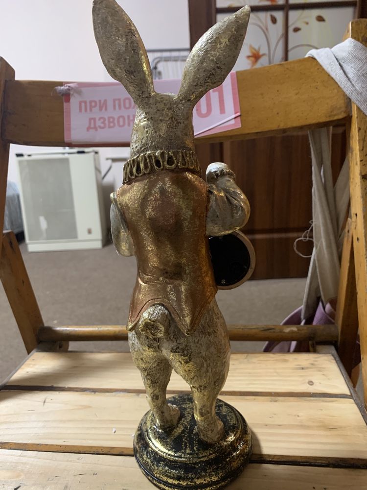 Сувенір/статуетка кролика з годинником