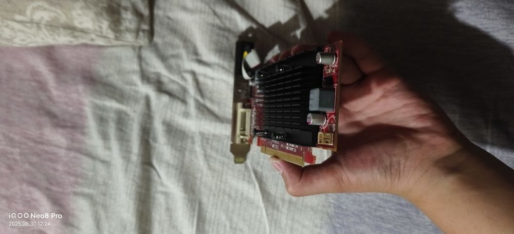 Placa grafica AMD Radeon 545064283923616386123