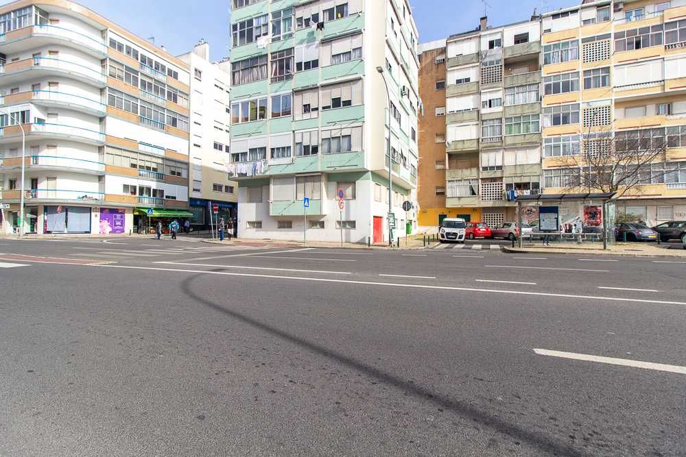 Excelente Armazém, bem situado, junto Estação da Damaia, disponível.