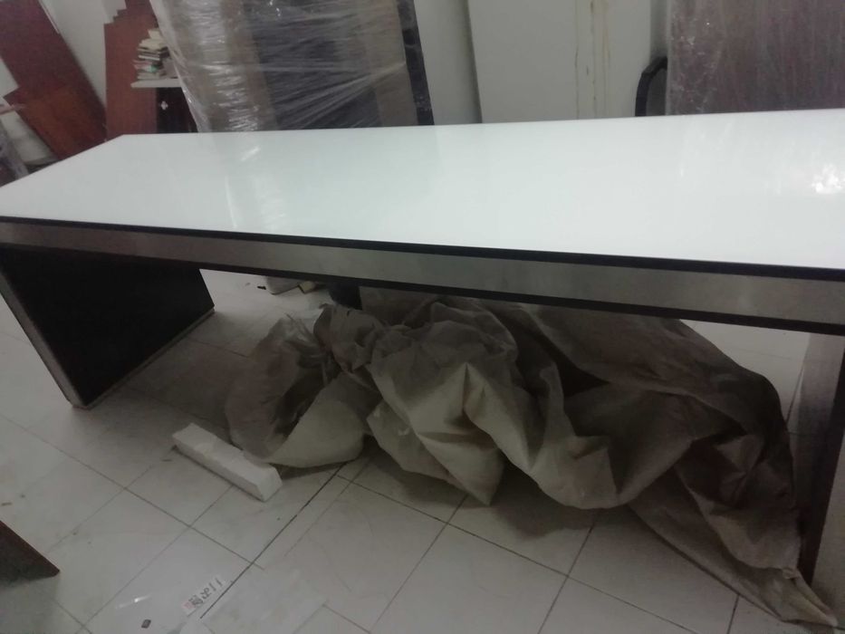 Mesa grande com tampo em vidro