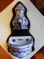 Fonte porcelana e madeira decorativa em azul e branco