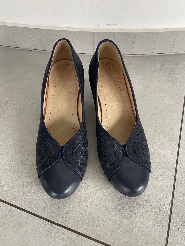 Buty eleganckie czółenka granatowe roz.41 skora