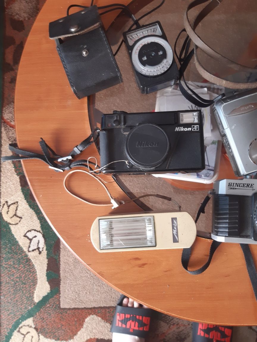 Stare aparaty fotograficzne telefony komórkowe  i piloty