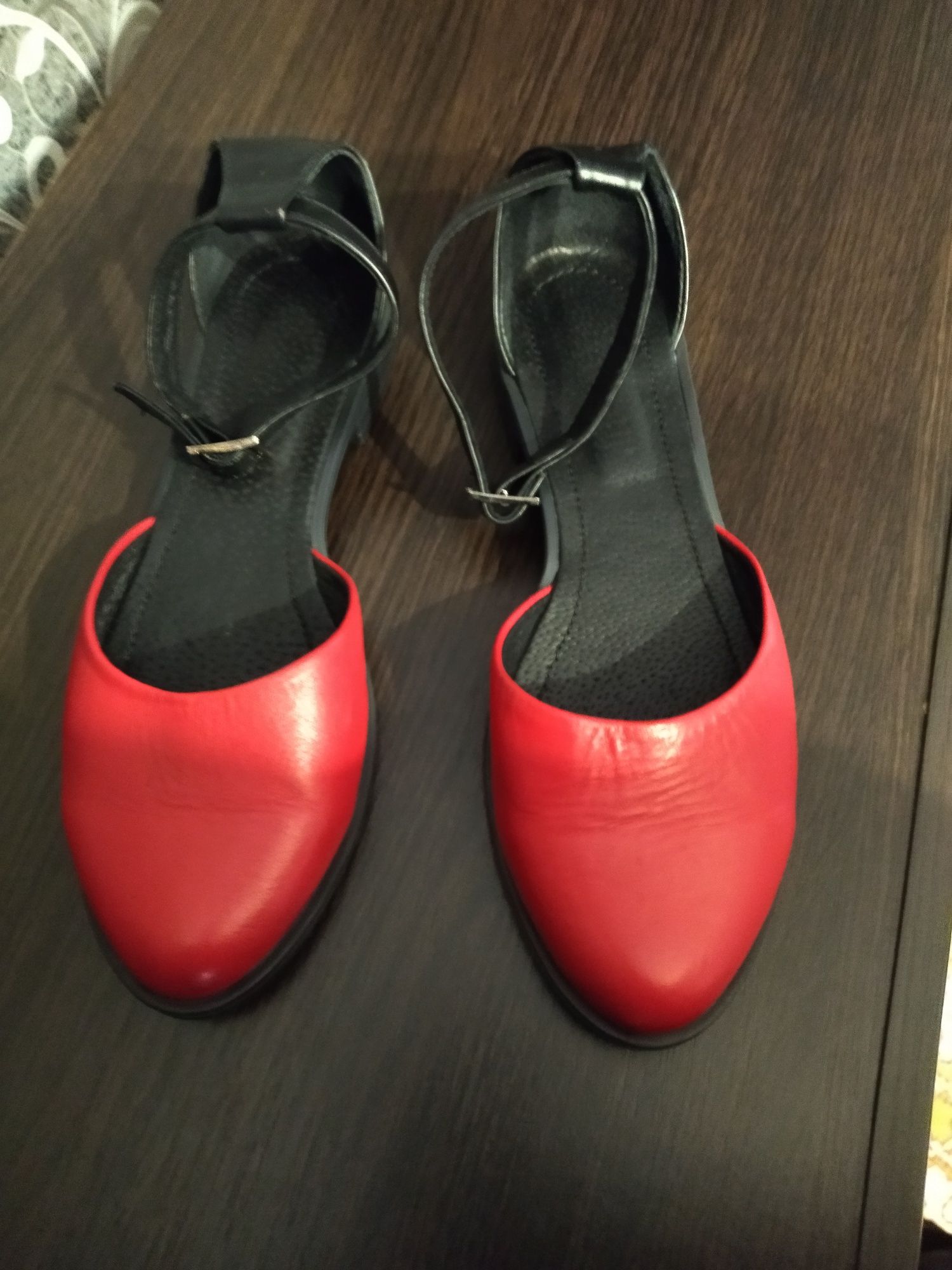 Продам туфлі-босоніжки червоно-чорного кольору з застібкою