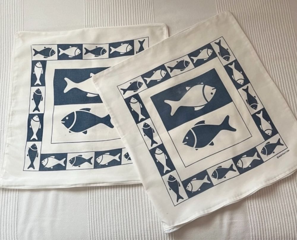 Duas fronhas com peixes azul e branco