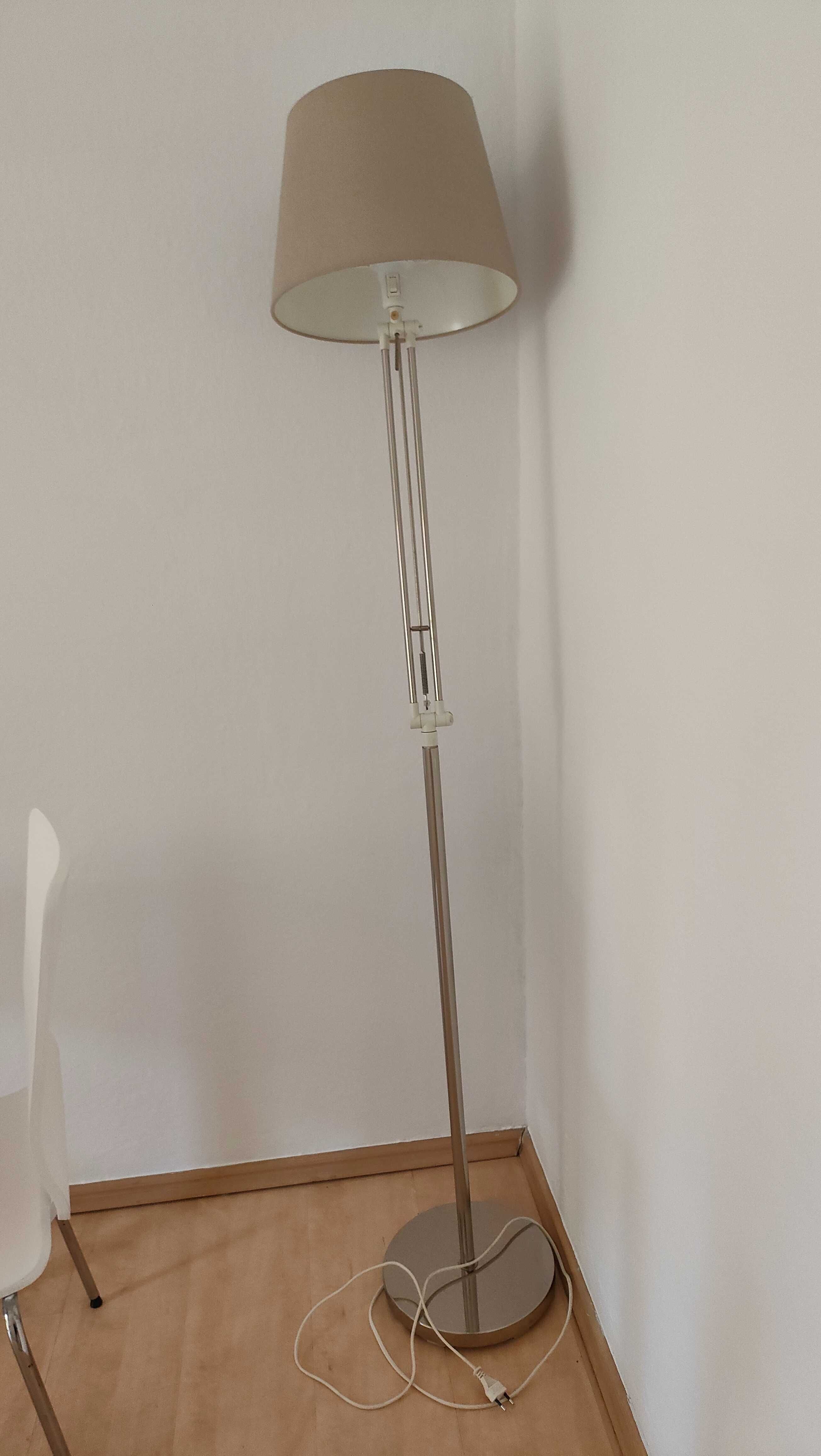 stojąca lampa regulowana