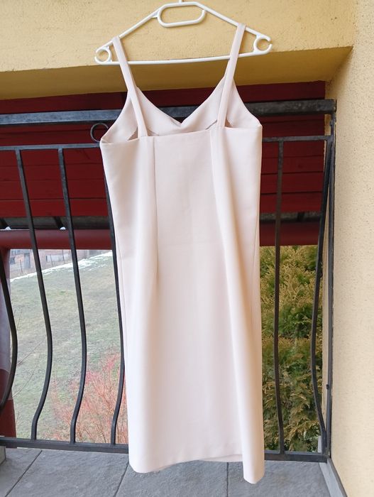 Prosta kremowa sukienka damska na ramiączkach