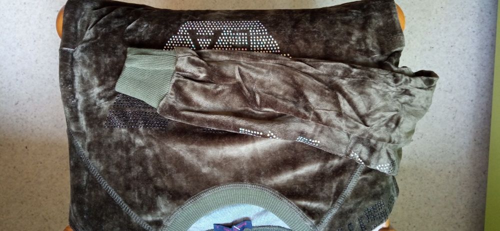 Продам женские спортивные костюмы.