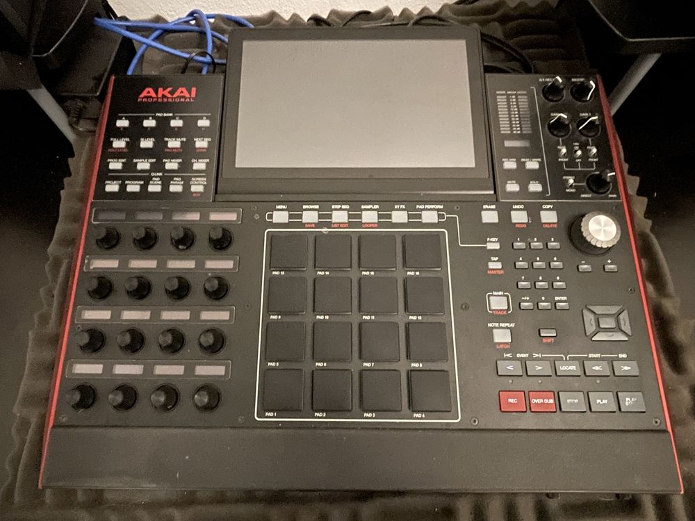 AKAI MPC X + Monitores Tascam + teclado M-Audio