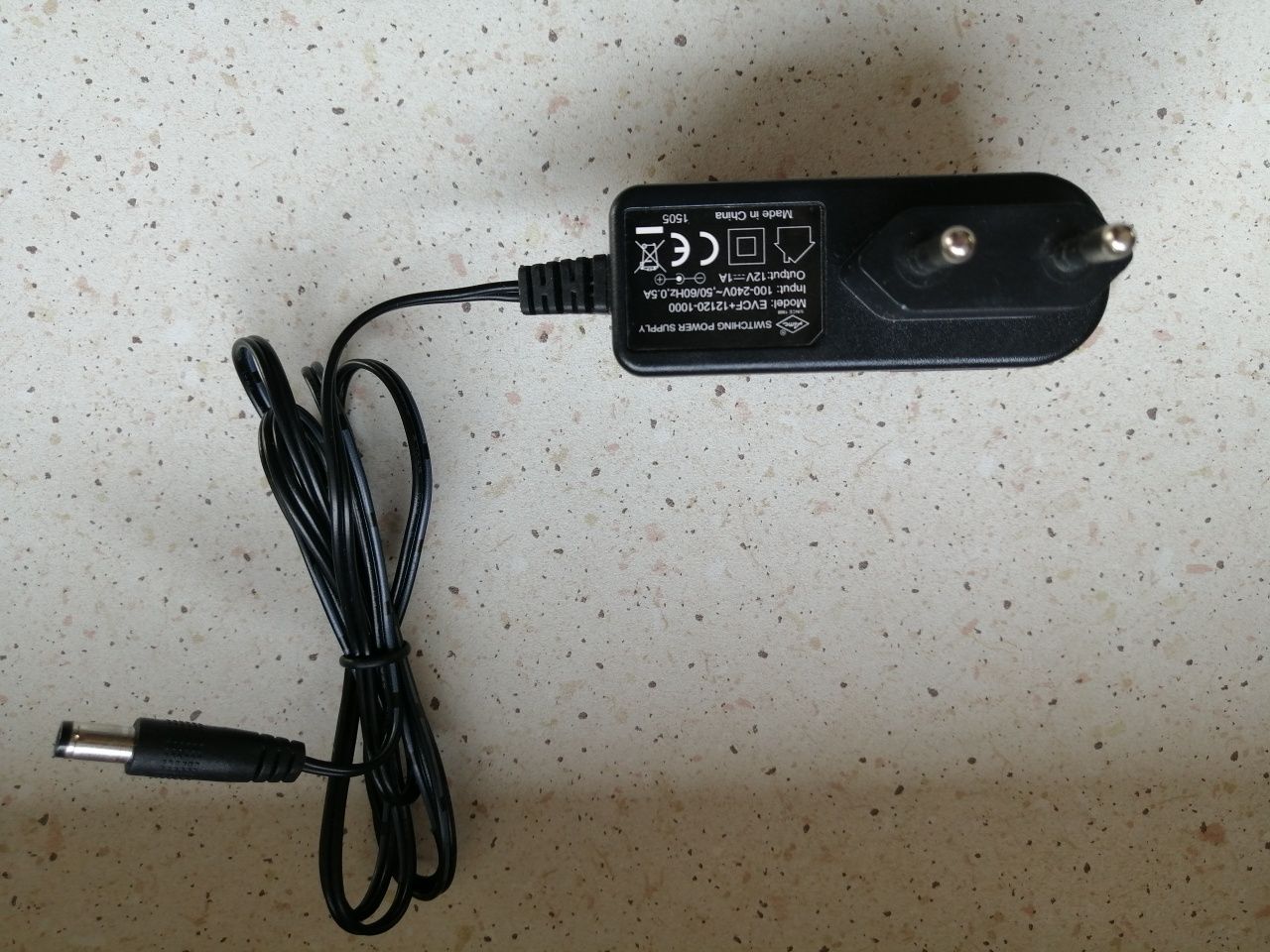 Zasilacz o parametrach 12V,1A,sprawny,jak nowy