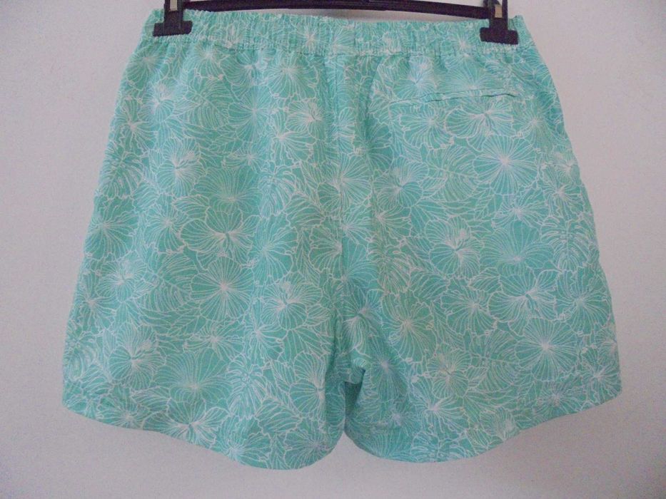 calção de homem cor verde e branco