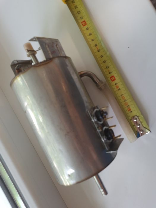 Баки гарячої та холодної води для кулера.