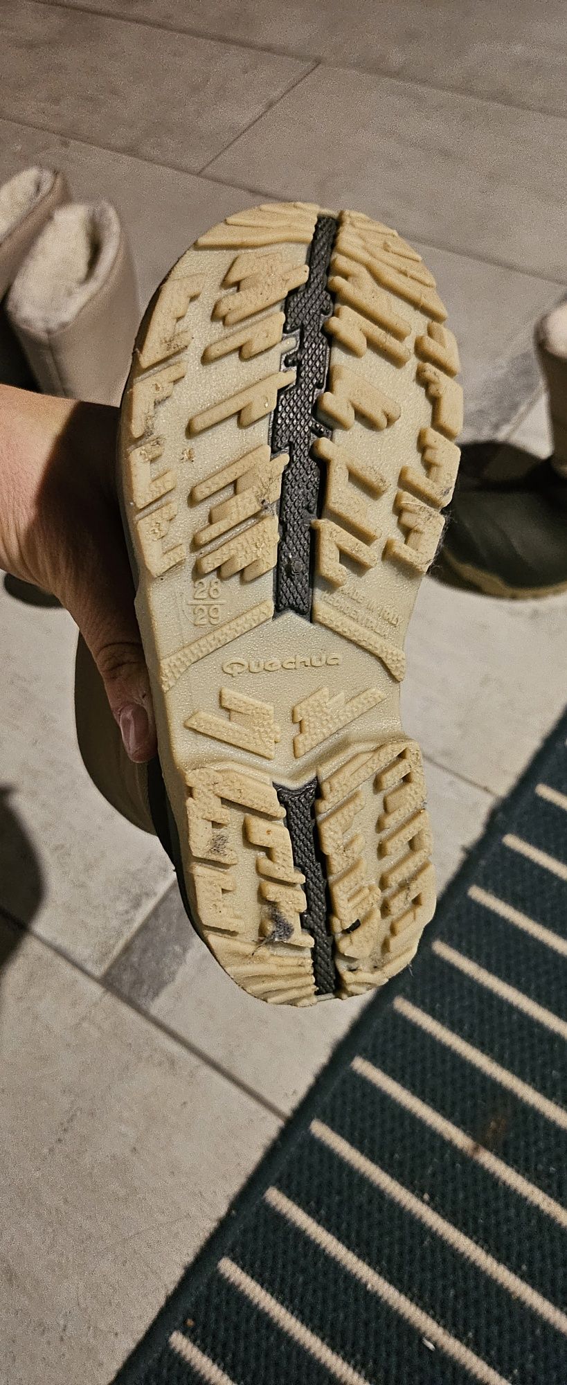 Vendo calças e botas de neve para criança