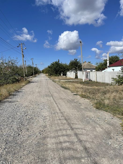 с. Каравелове (Каларово)  3км від міста,15 соток землі,4 кім-ти окремі