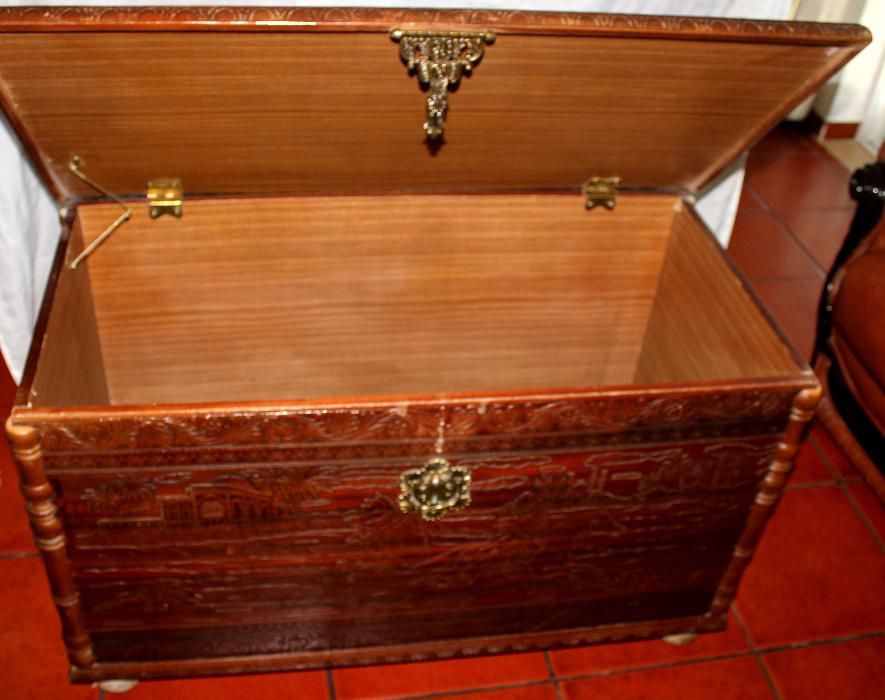 Baú antigo de madeira trabalhada
