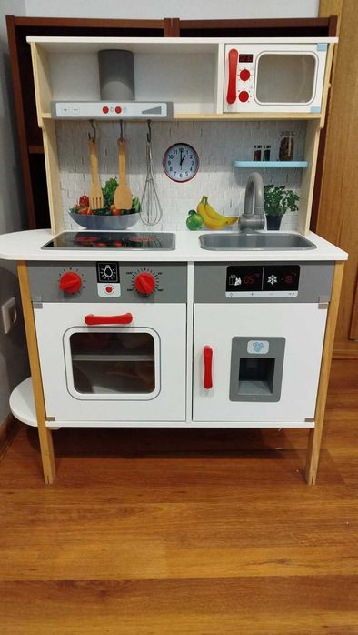Kuchnia drewniana dla dzieci.