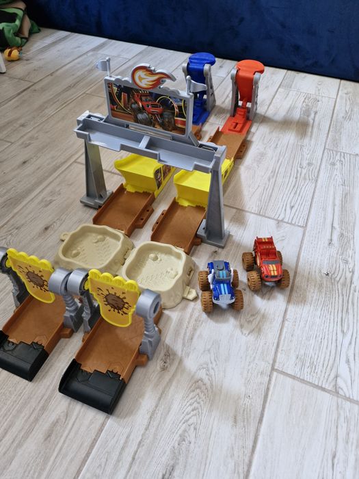 Fisher Price Blaze Mega maszyny Tor wyścig w błocie autka Crusher
