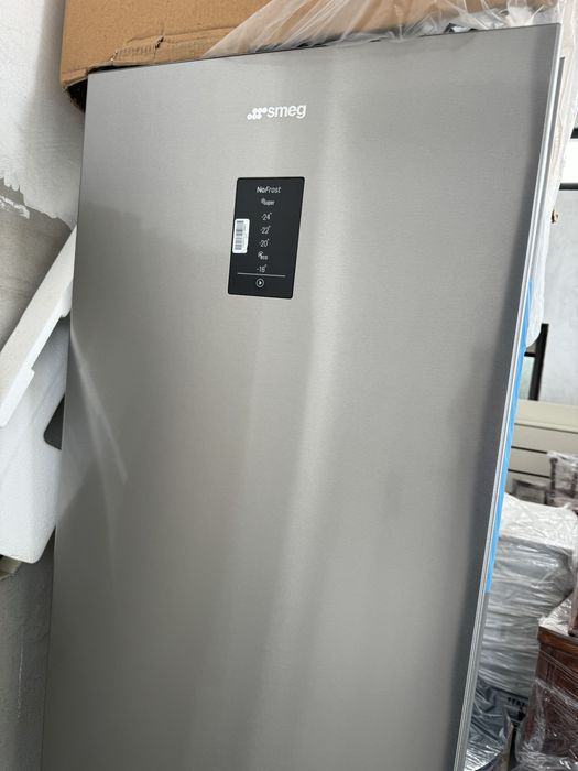 Congelador vertical Smeg novo