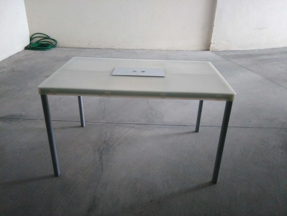 Mesa para varias utilizações