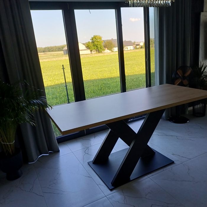 Stół do salonu 
Posiadam na sprzedaz NOWY stol do Salonu cały Metalowy