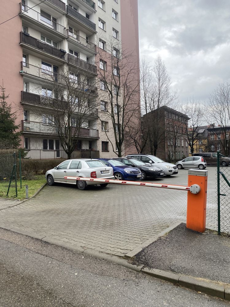 Duza kawakerka  30m2 ; 2-pietro; parking za szlabanem