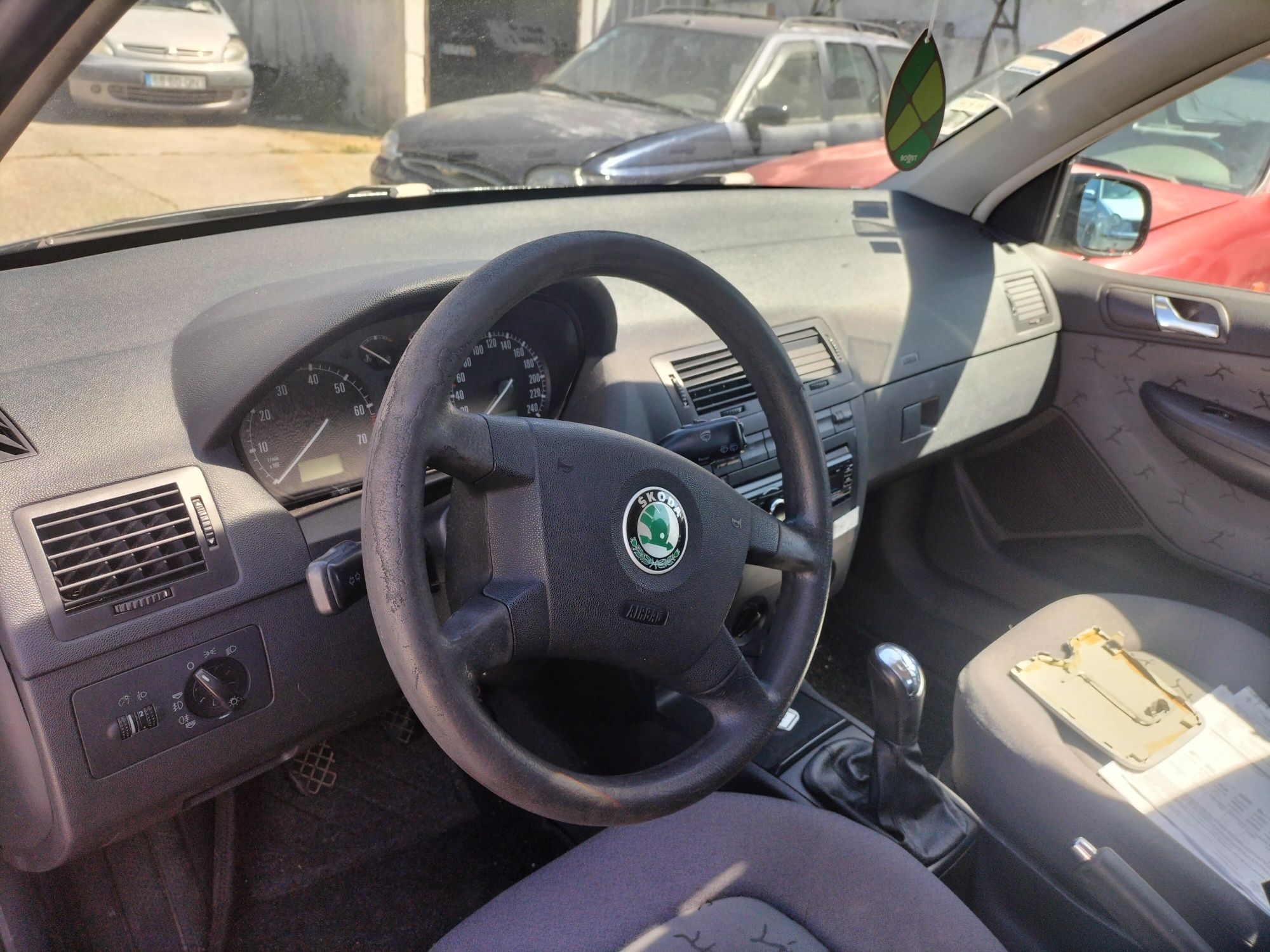 Skoda 1.4 a gasolina, ano 2001 totalmente revisionado. Pode trazer mec