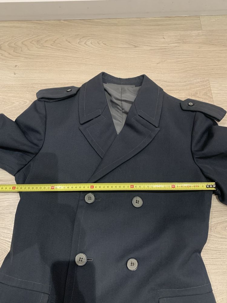 Casaco cinzento de fardamento militar