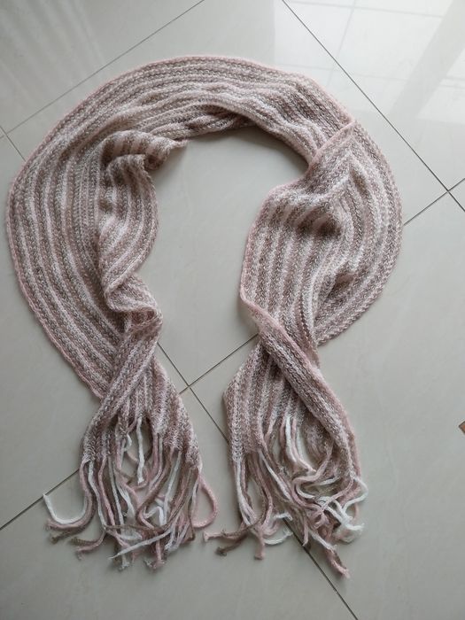 Ciepły szalik z frędzlami