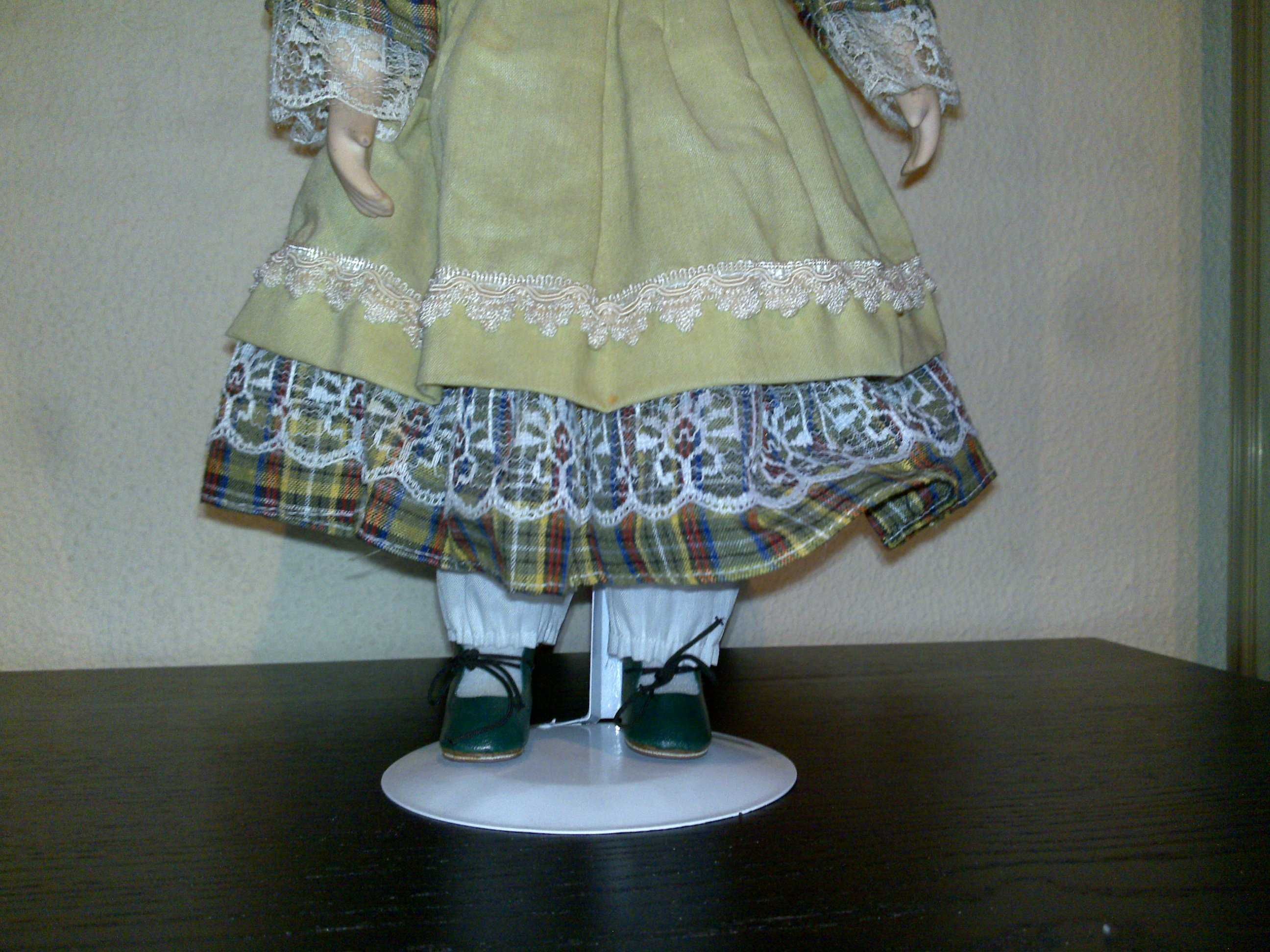 boneca de porcelana antiga (com vestido tradicional, cabelo ruivo)