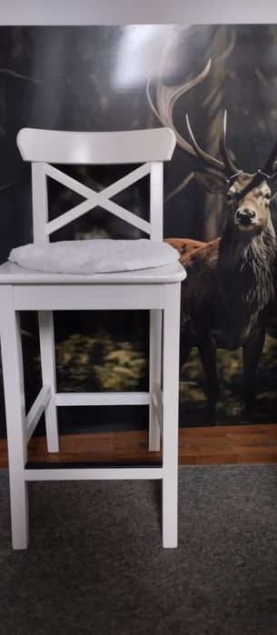 Dwa krzesła barowych Ikea Ingolf z futrzaną poduszką