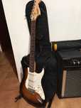 Guitarra elétrica FENDER Squier Strat + Amplificador PEAVEY BANDIT 112