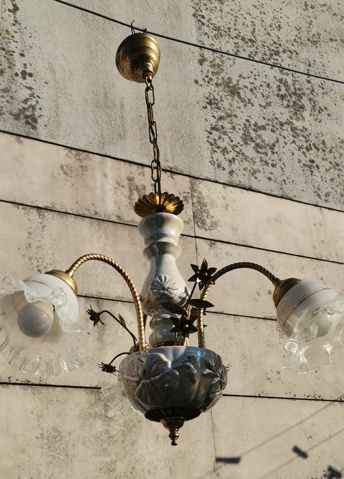 Candeeiro aplicação ao teto, estrutura em latão e cerâmica