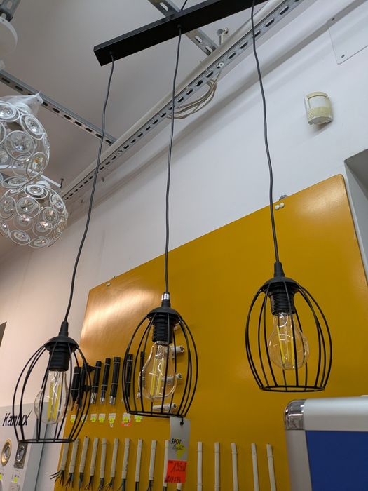 Lampa wisząca trzy punktowa.