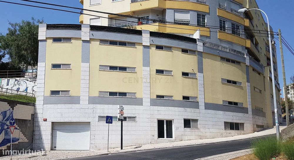 Estacionamento coberto e fechado em Casal São Brás, Amadora