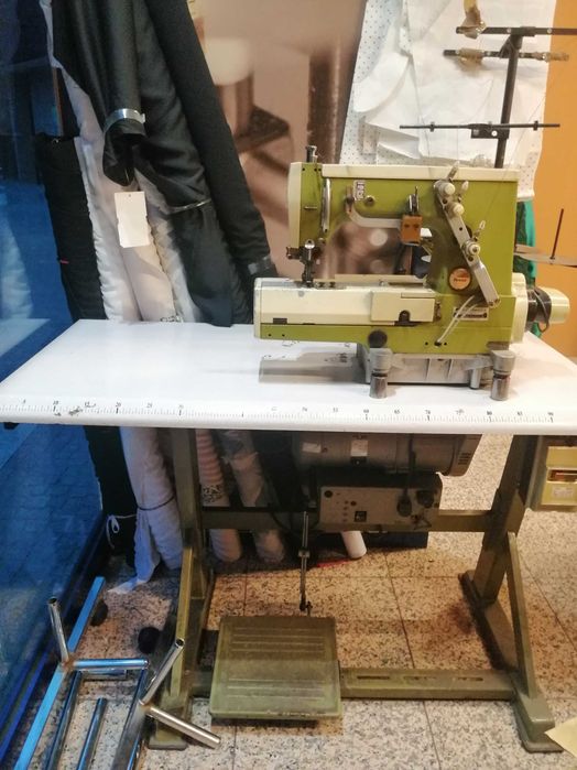 Máquina de recobrimento, de braço, 2 agulhas com corte de linha.