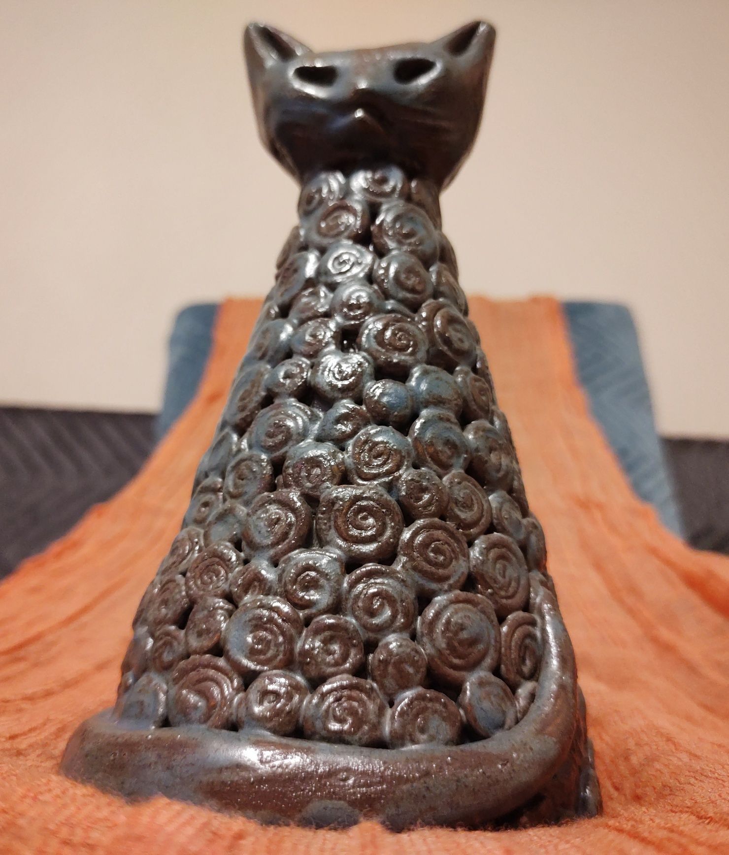 Kot - ceramiczna, szkliwiona rzeźba, h-19cm, piękna kolorystyka