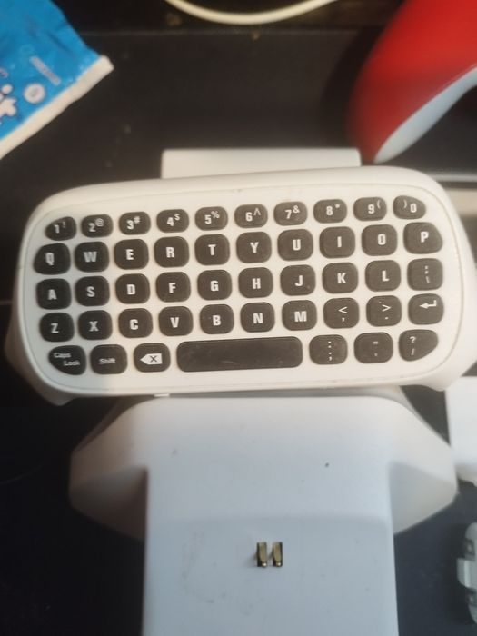 Pad Xbox series + stacja dokująca + klawiatura do pada