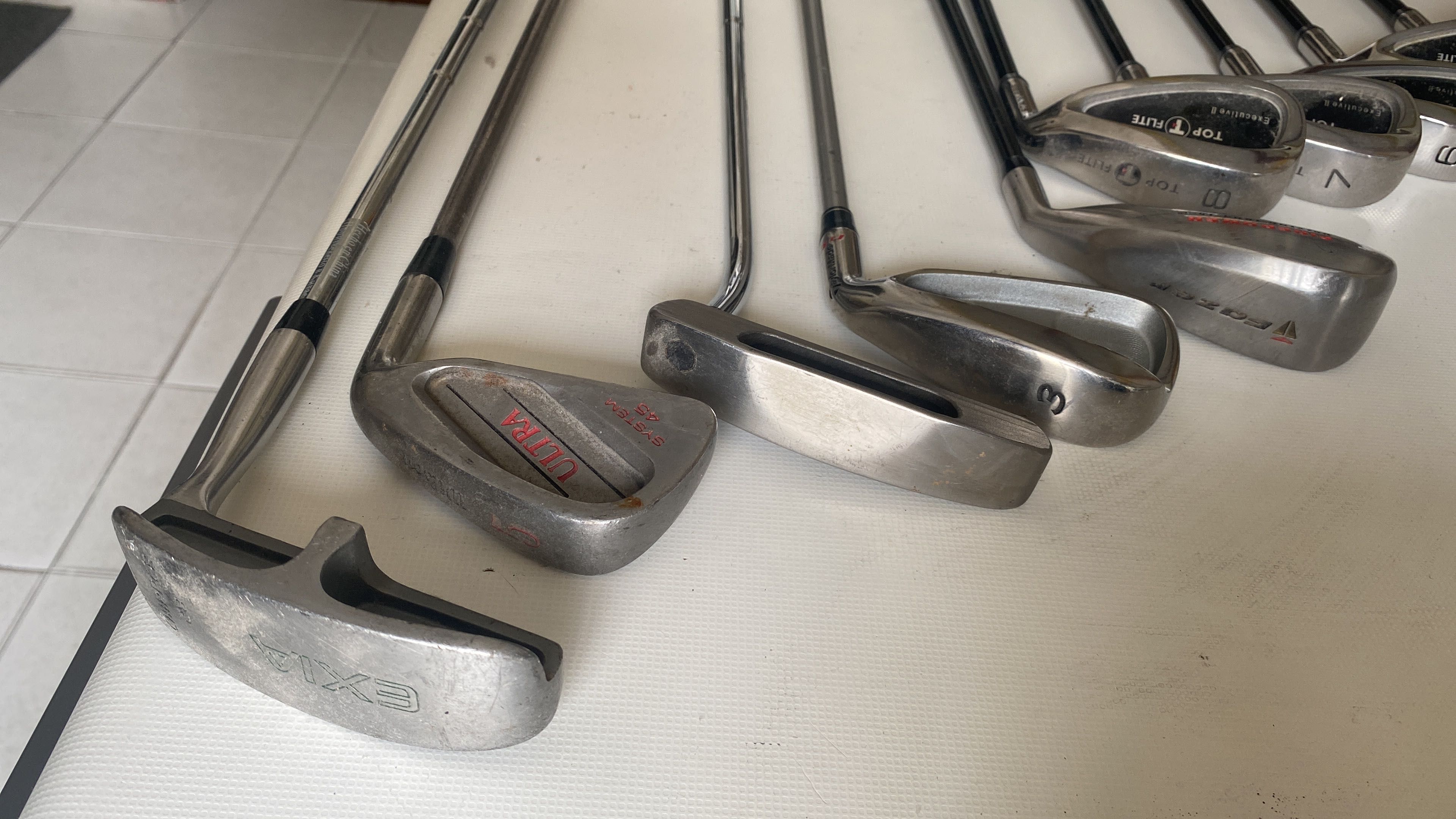 Tacos de golf - ferros e madeiras disponíveis para venda