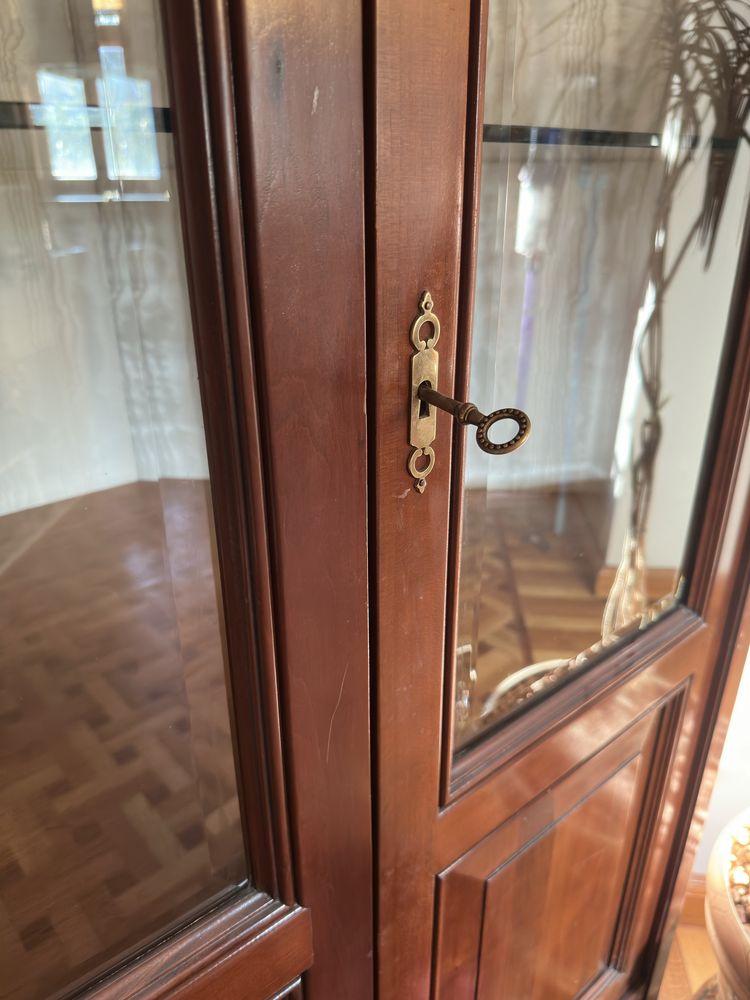 Вітрина, сервант, стелаж, трюмо, буфет, шафа