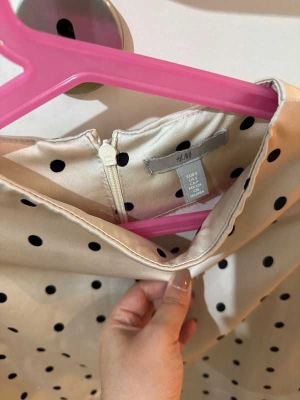 Blusa bege acetinada