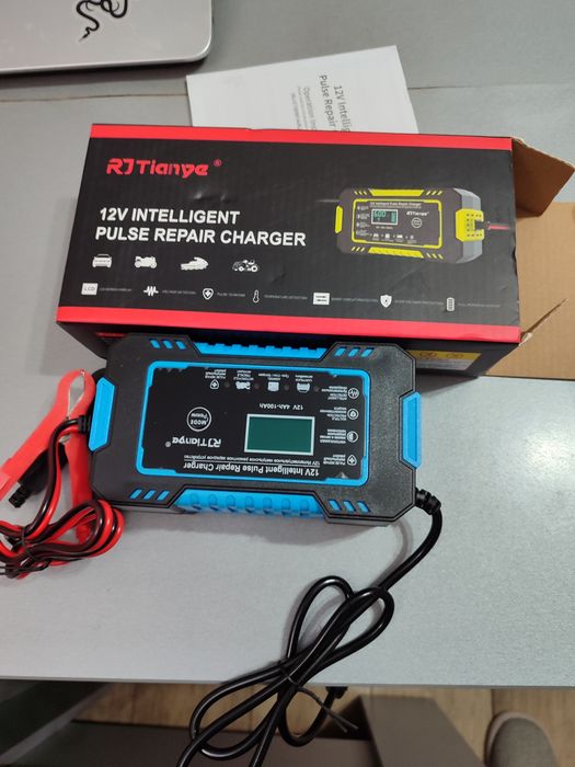 Автомобільний зарядний пристрій