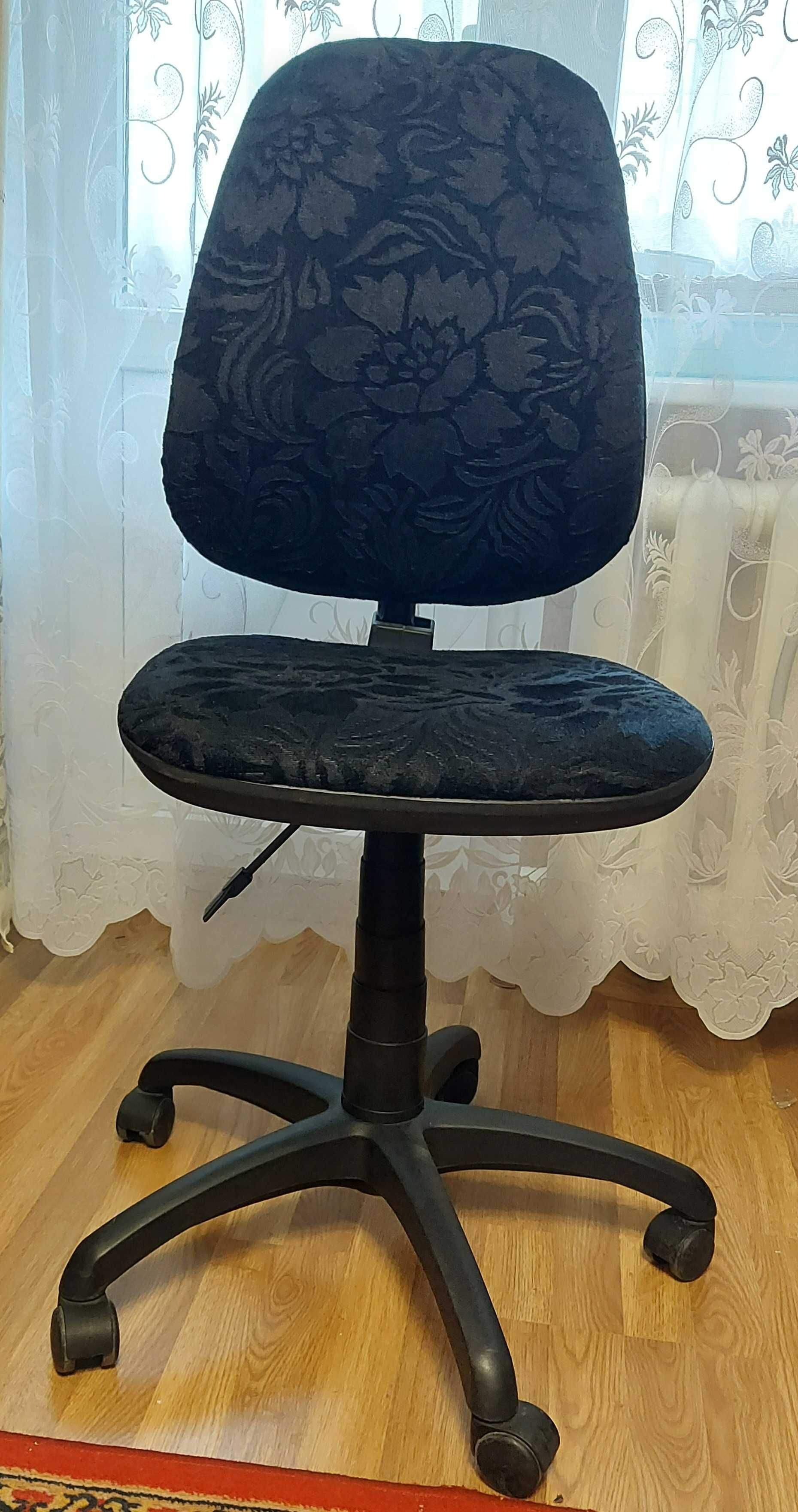 Крісло офісне, 3 різних, чорний синій кольори