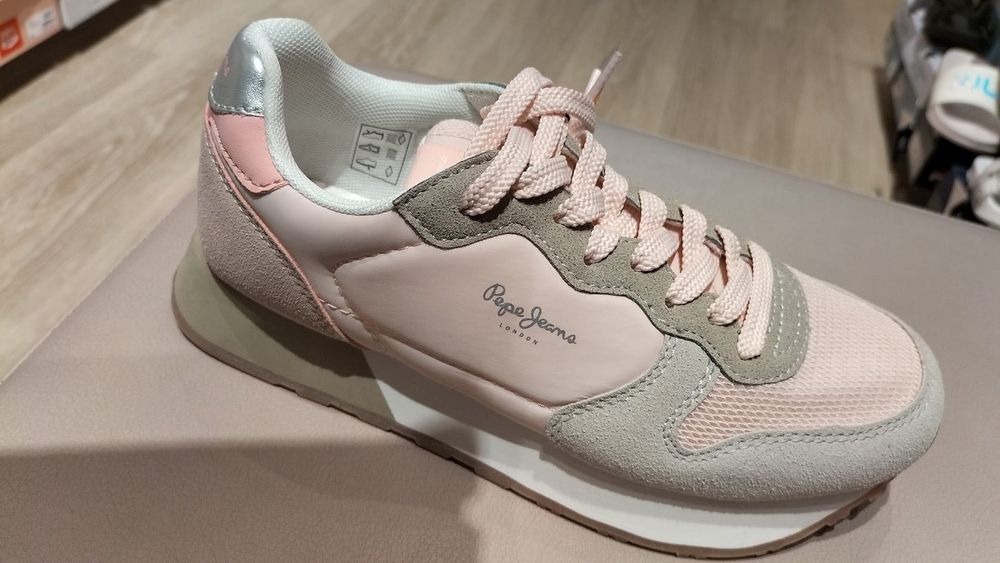 Взуття, одяг, кросівки